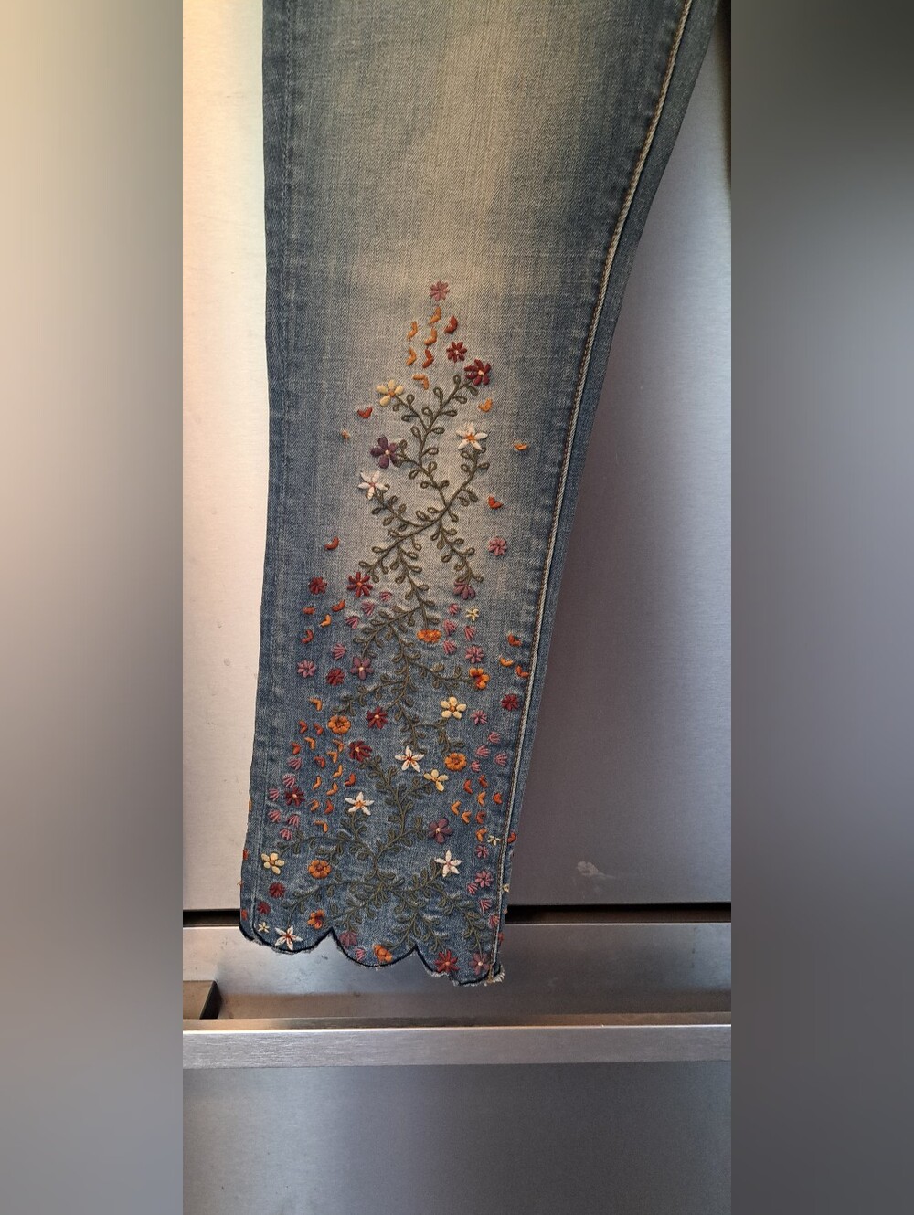 Driftwood Candace Embroidered Jeans Floral Cropped Boho Festival Sz 28 - Picture 3 of 13
